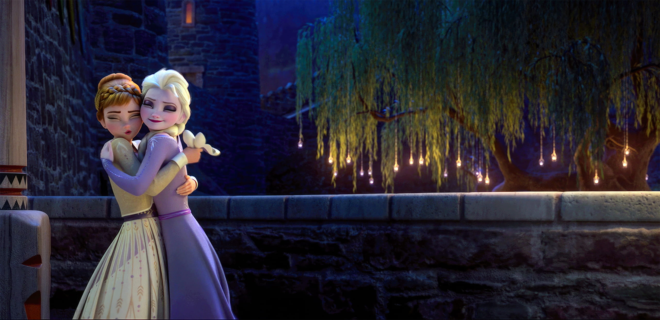 Elsa and Anna hugging at the entrance to Arendelle Castle
